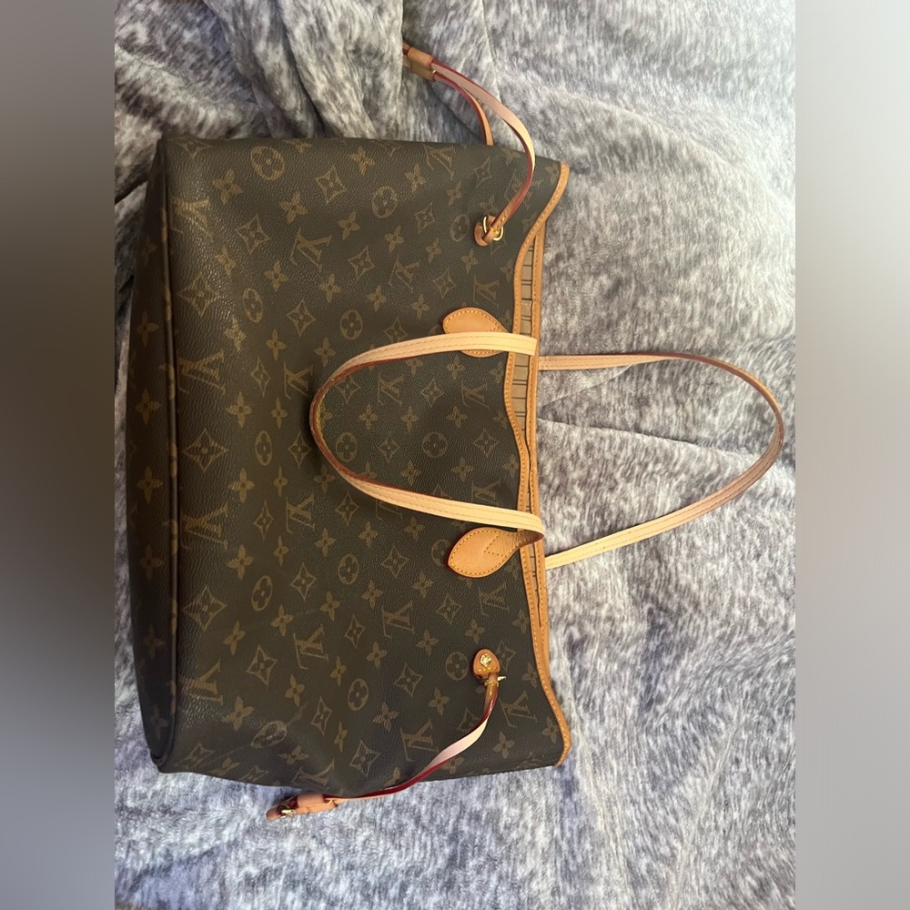 Louis Vuitton absolutely love this tote bag just cleaning and downsizing!!